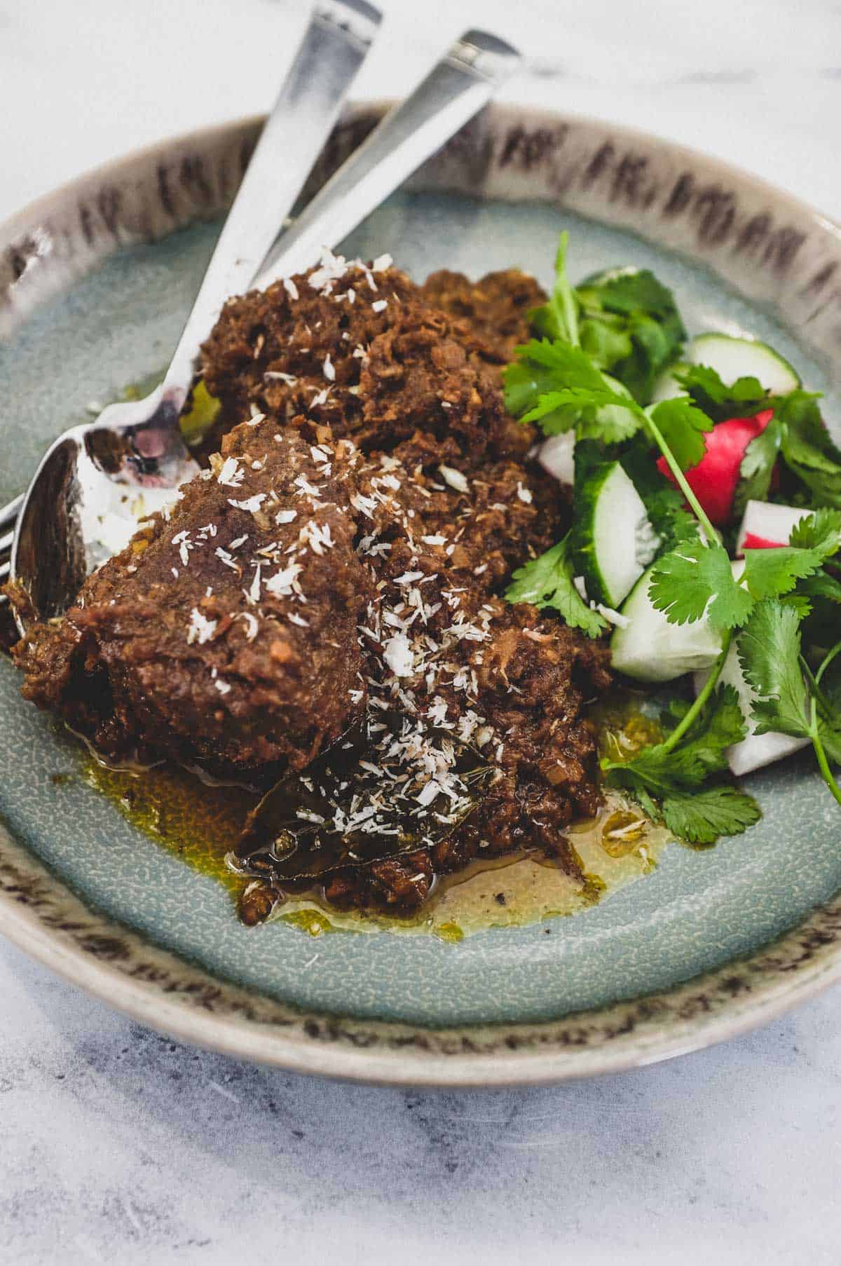 Beef Rendang with salad vegetables