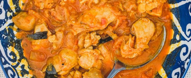 Chicken cooked with vinegar. spices, garlic and tomato.