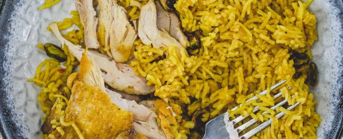 A bowl of rice with chicken (chicken Pilaf)