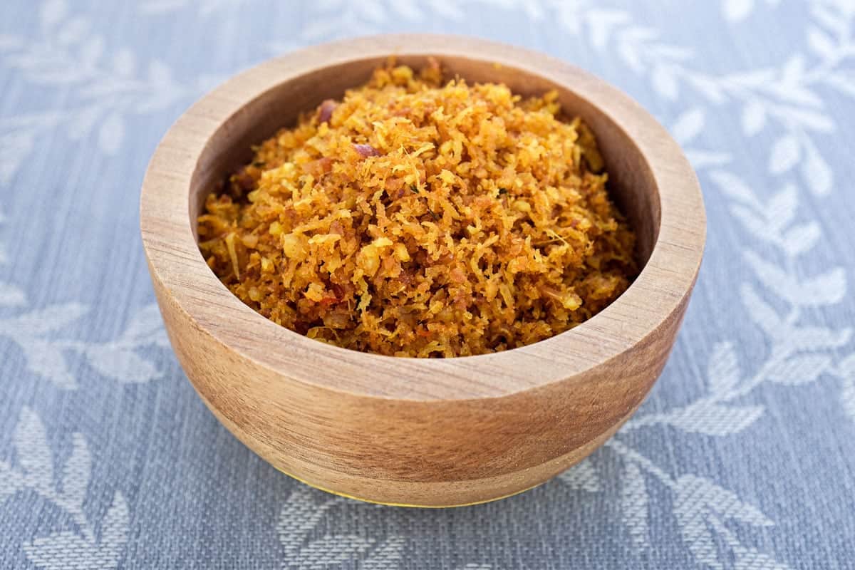 A bowl of serundeng (Indonesian crispy coconut)