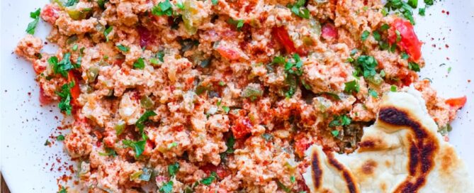 A plate of Turkish Menemen with flatbreads on the side
