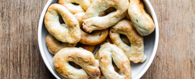 A bowl of Taralli Pugliesi (bread snacks from Italy)