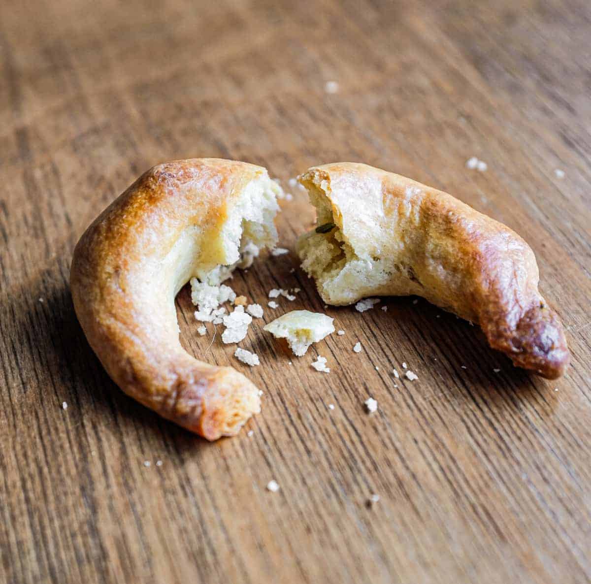 A Taralli broken in two