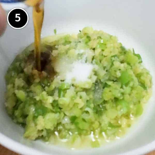 Adding sesame oil and salt to fried ginger and scallions.