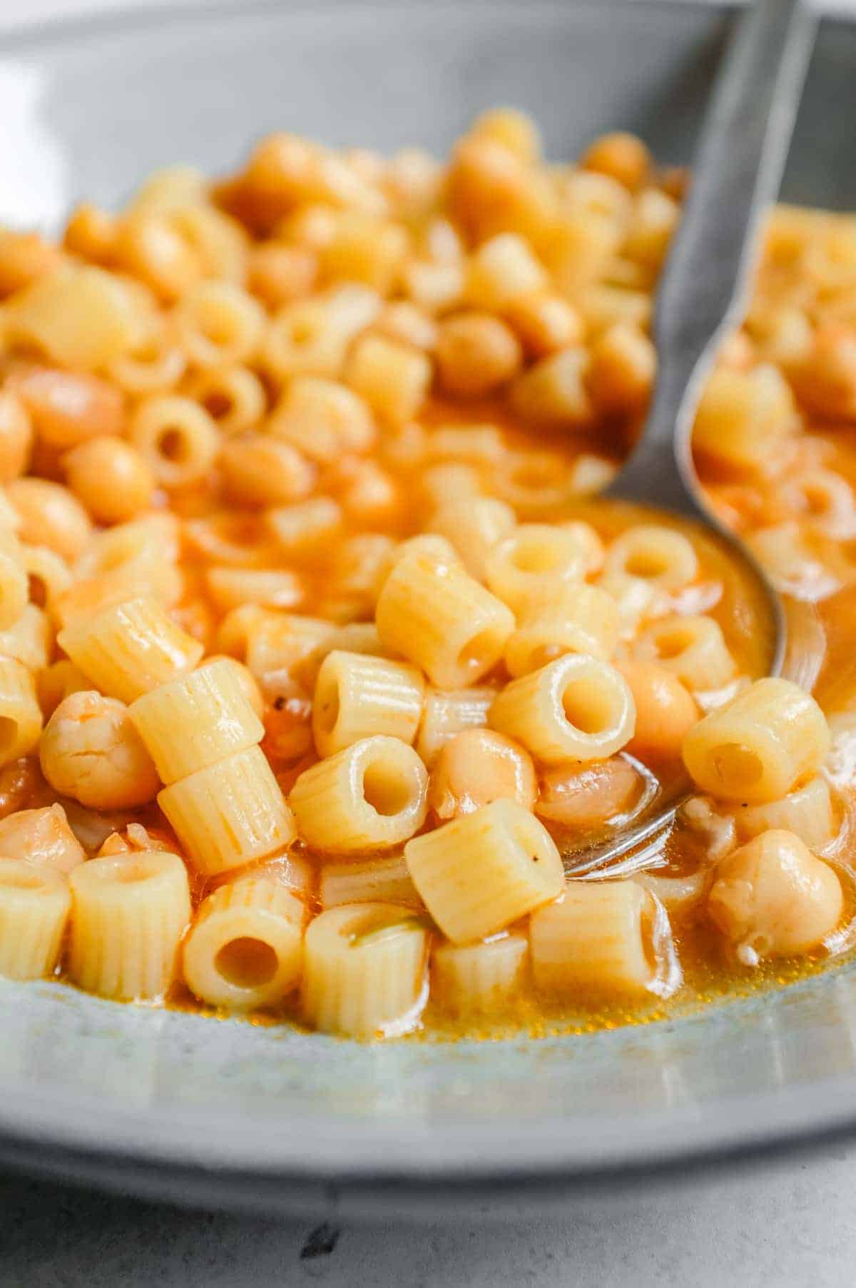 a close angle of a bowl of Italian pasta e ceci