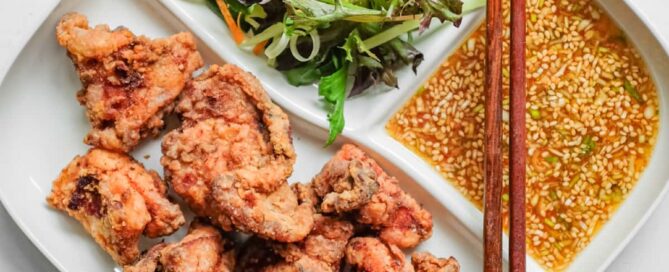 A bento style plate which holds yurinchi chicken, salad and a special tangy yurinchi sauce.